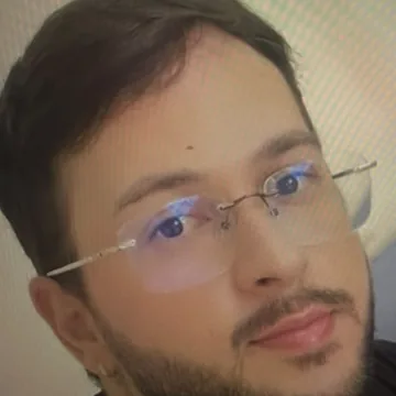 IMAGEN: cara de estudiante 3 de 3 — prueba social del hero, se recorta en círculo